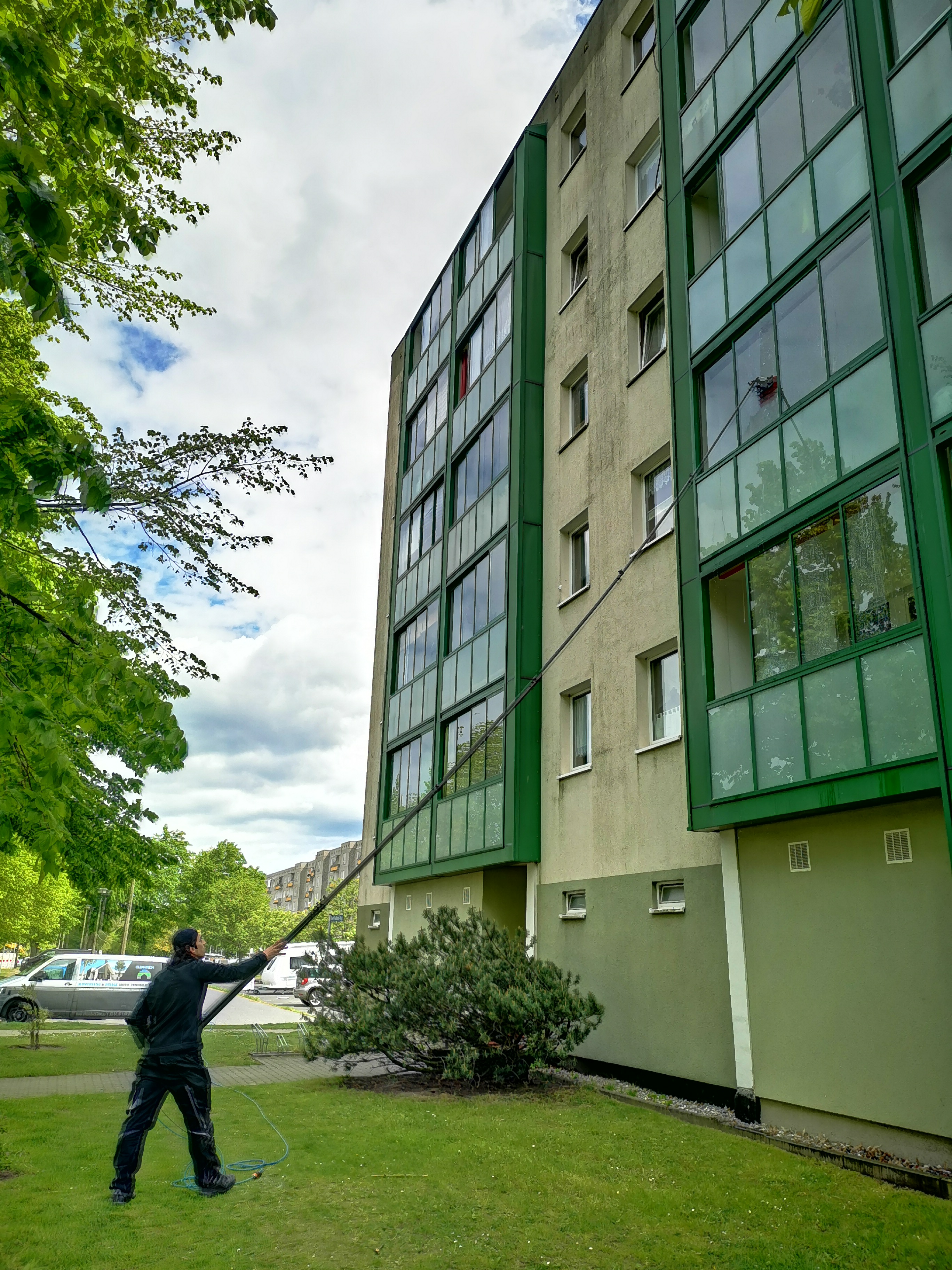 Reinigung der Fenster mit entsprechendem Equipment